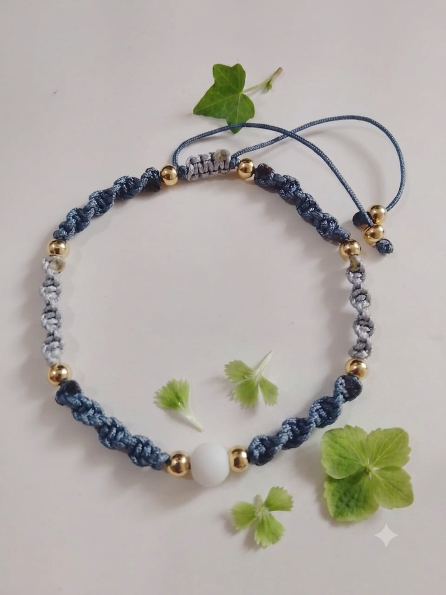 Pulcera de hilo Chino tejida con balines de gold filled y piedra Onix, colores varios.