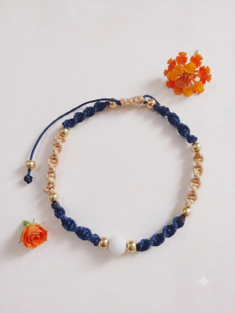 Pulcera de hilo Chino tejida con balines de gold filled y piedra Onix, colores varios.